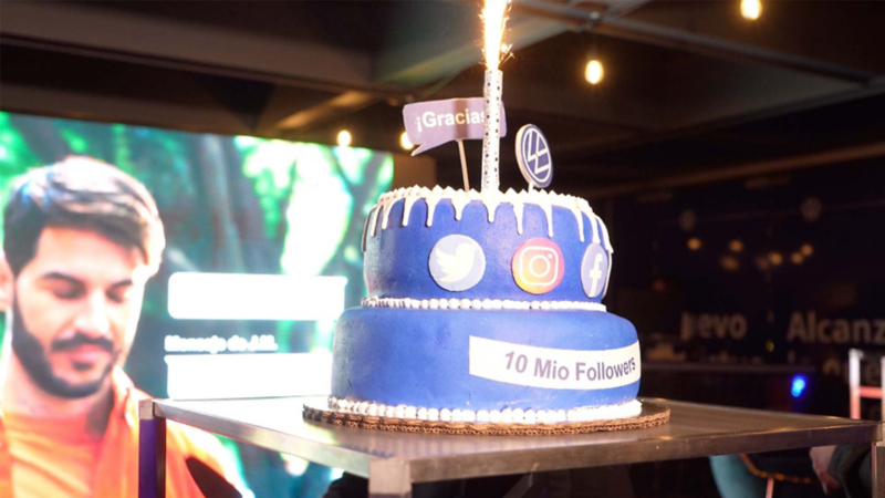 Pastel especial de festejo de Volkswagen para celebrar los 10 millones de seguidores en redes sociales. 