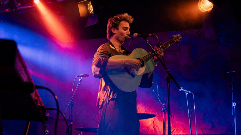 Pat Burgener, esegue le sue canzoni sul palco.