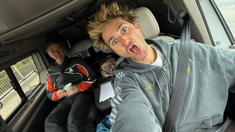 Selfie di Pat Burgener, che si trova proprio nel suo VW California.