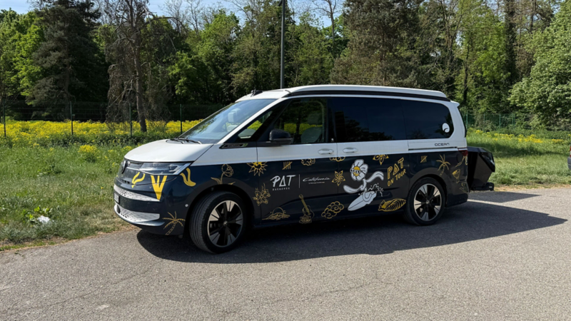 Il VW California di Pat Burgener di lato.