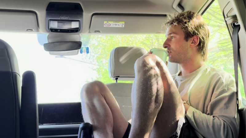 Pat Burgener è seduto nel suo VW California e guarda pensieroso.