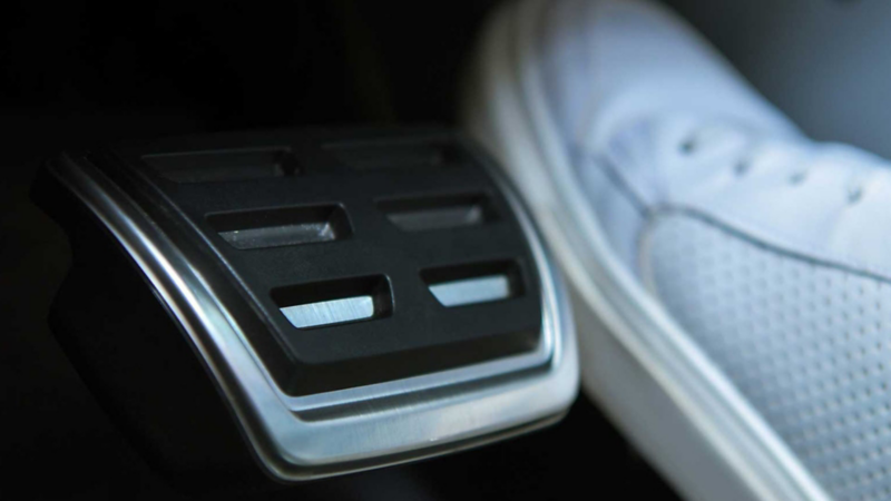Pedal de Volkswagen con pie de conductor a lado. 