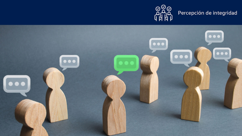Figuras de madera en forma de personas con cuadros de diálogo, en fondo de color gris. 