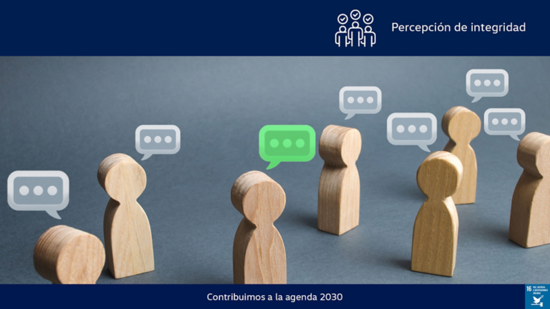 Figuras de madera en forma de personas con cuadros de diálogo, en fondo de color gris. 