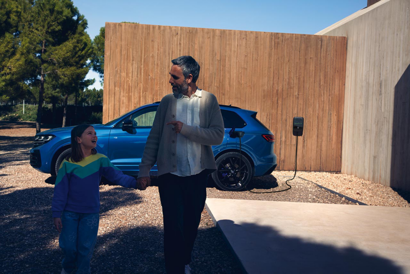 Un père et sa fille avec une Volkswagen en charge