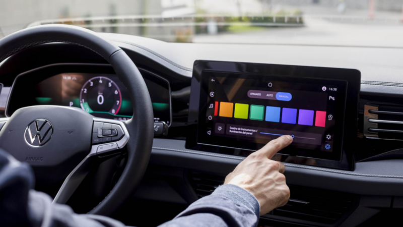 Conductor de Volkswagen elige color de la iluminación ambiental en la pantalla semiflotante. 