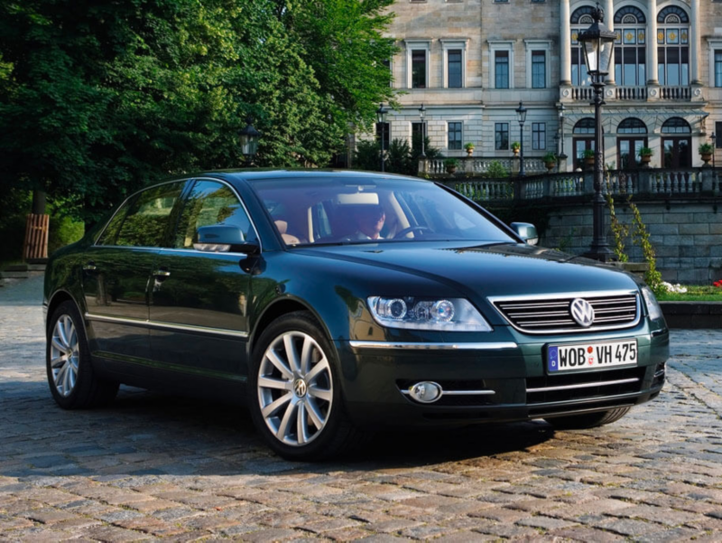 La VW Phaeton de 3/4 avant droit.