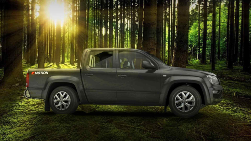 Amarok Highline dentro de un paisaje boscoso. 