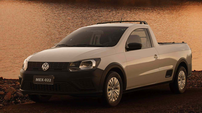 Camioneta de carga Saveiro 2023 Robust, en color blanco cerca de un lago.