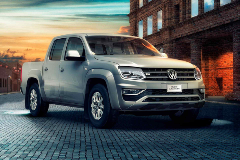 Pick up Amarok Volkswagen seminueva - Camioneta de doble cabina en color gris.