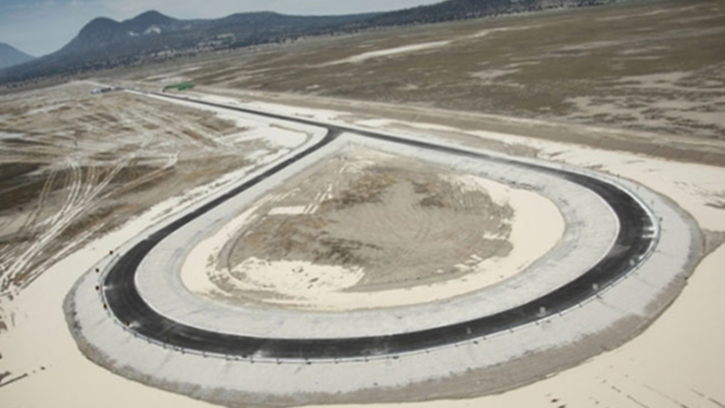 Pista de autos con curva para probar el performance de automóviles de Volkswagen México