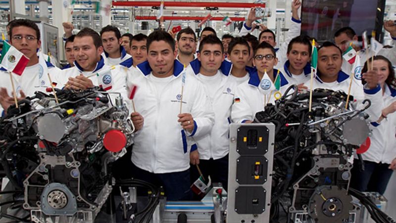 Historia moderna de Volkswagen México - Empleados de planta VW con piezas de automóviles