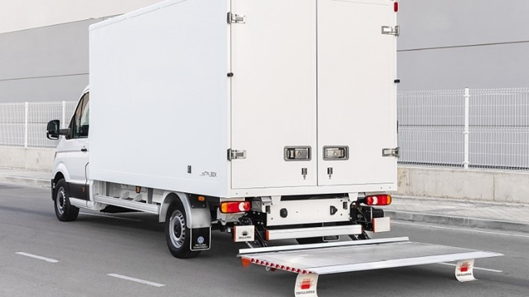 Un primer plano de la plataforma elevadora del VW Crafter Box