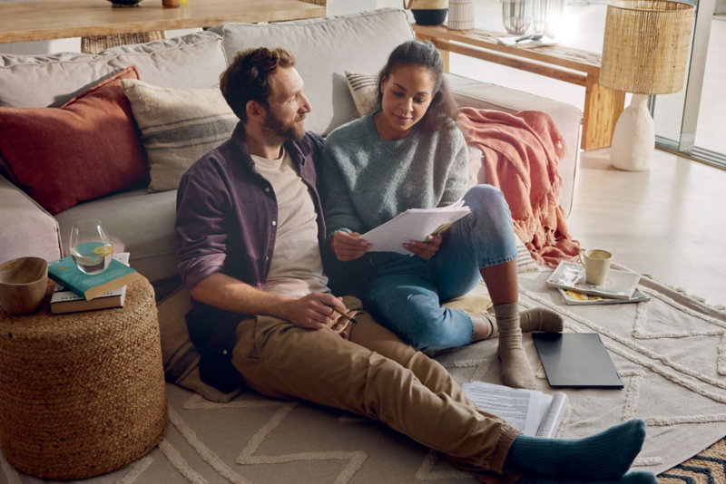 2 personnes dans un salon