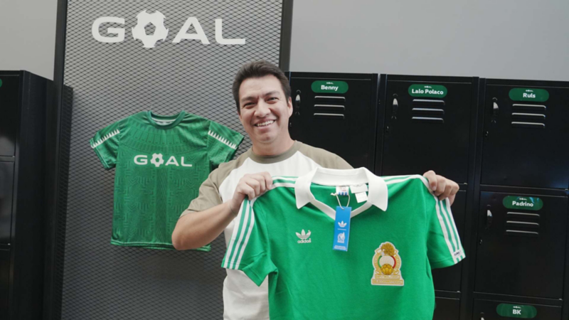 Asistente a lanzamiento de Volkswagen GOAL sostiene una playera oficial de la Selección Mexicana. 