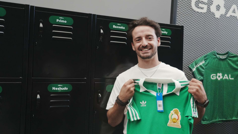 Asistente a lanzamiento de Volkswagen GOAL sostiene una playera oficial de la Selección Mexicana. 