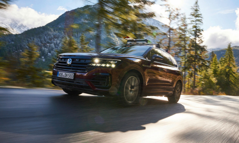 Un Touareg circule sur une route de montagne, vue de 3/4 avant.