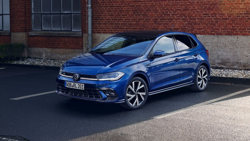 Niebieski Volkswagen Polo w wersji rline plus
