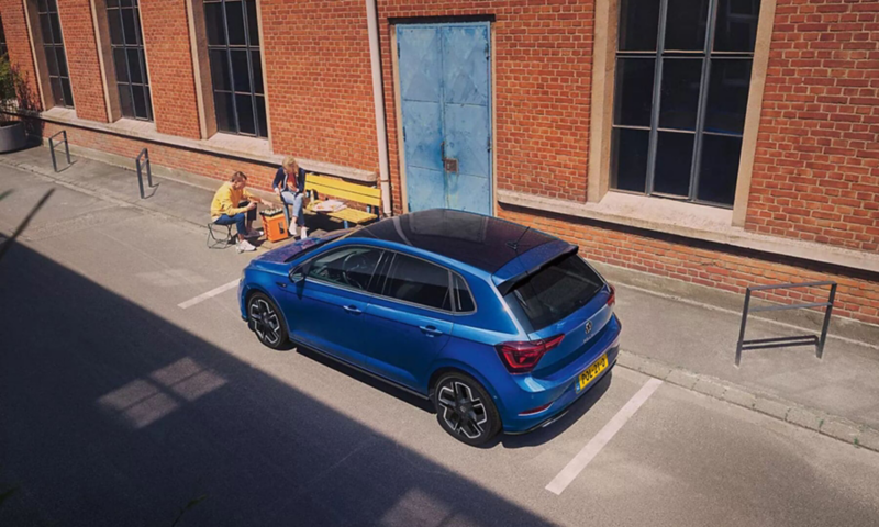 Polo voor een picknickbankje op de parkeerplaats