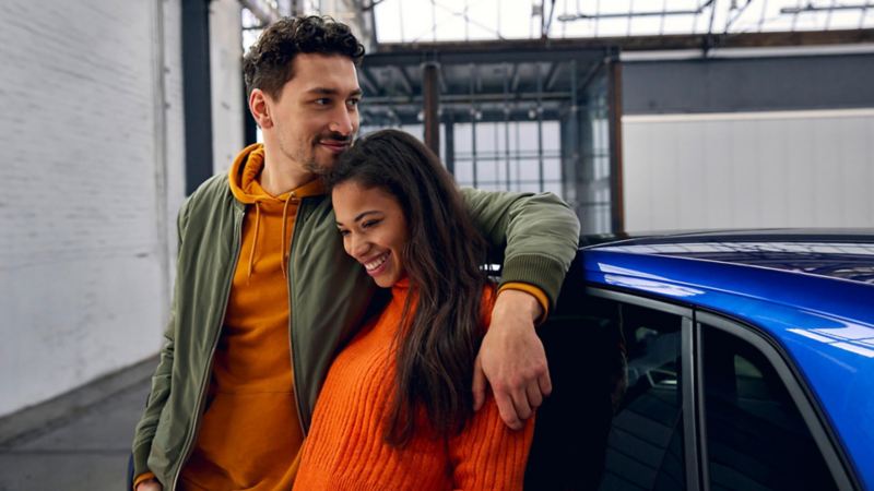 Volkswagen Polo avec un homme et une femme souriant