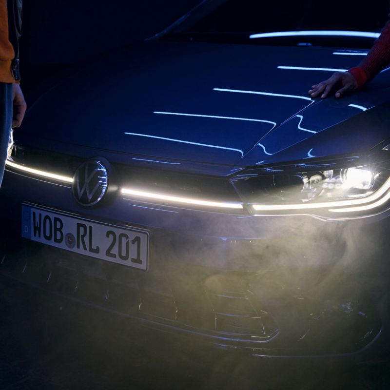 Volkswagen Polo por la noche con las luces encendidas