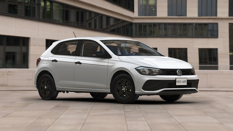 Volkswagen Polo, versión Track, en color blanco, a las afueras de un edificio moderno.