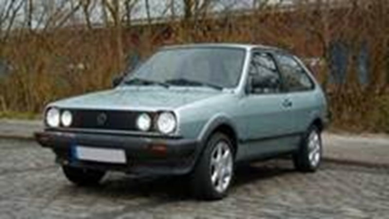 Schuin vooraanzicht van een oude Volkswagen Polo