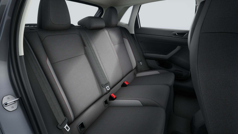 Asientos traseros de Volkswagen Polo Track 2026, con espacio hasta para 3 pasajeros. 