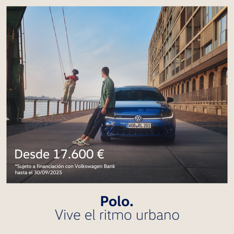 Volkswagen Polo azul, vista lateral izquierda. Texto promoción: Desde 17.600€. Sujeto a financiación con Volkswagen Bank.
