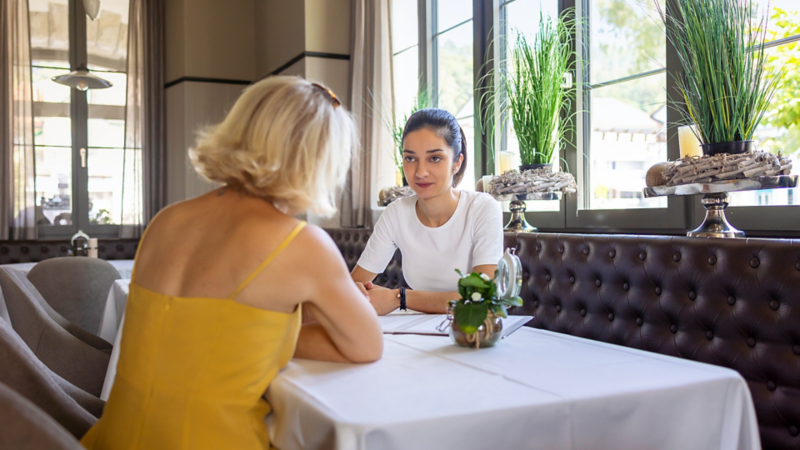 Marilena Bachmann conseille un client à une table