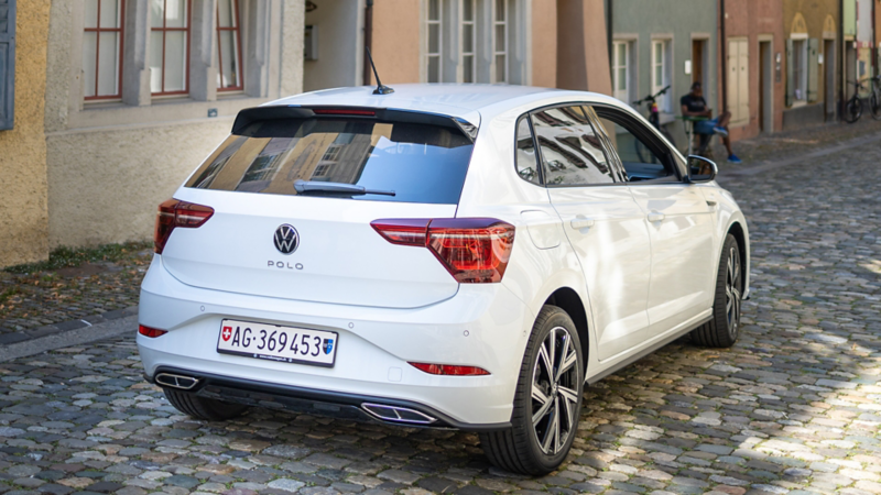 La nouvelle Polo, 3/4 visible de l'arrière, garée dans une ruelle.