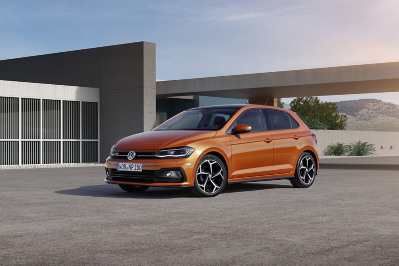 Sjätte generationen Polo, orange, sedd snett framifrån parkerad framför en modern byggnad