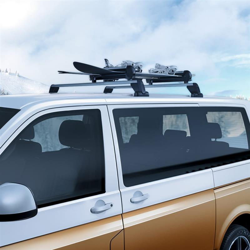Portaesquís sobre una furgo de Volkswagen en un paisaje nevado