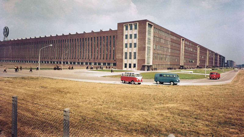 VW folkabussar utanför fabriken i Hannover 1950
