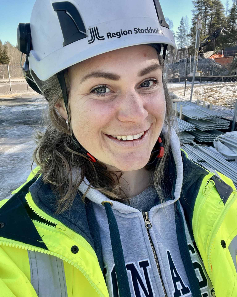 Porträttbild på Sophie i arbetskläder.