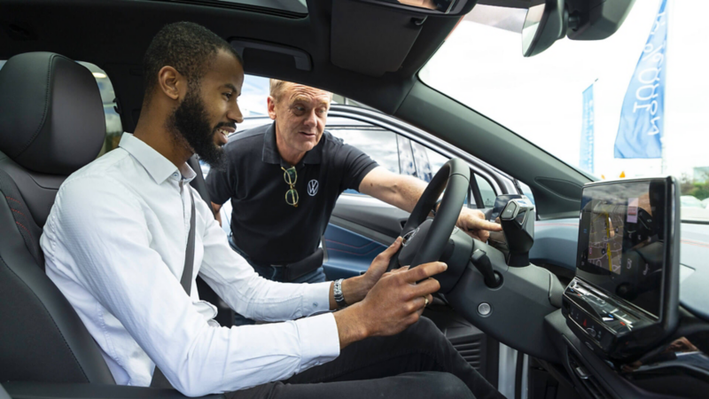 Échange entre un spécialiste Volkswagen et un participant ID. Tour dans l'habitacle d'une Volkswagen ID.