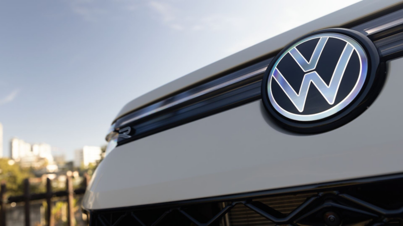 Logos VW y R-Line en SUV Tiguan de Volkswagen, edición 2025. 