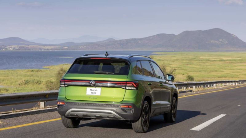 Nuevo Taos 2025, SUV de Volkswagen circula en autopista con vista a lago de Cuitzeo. 