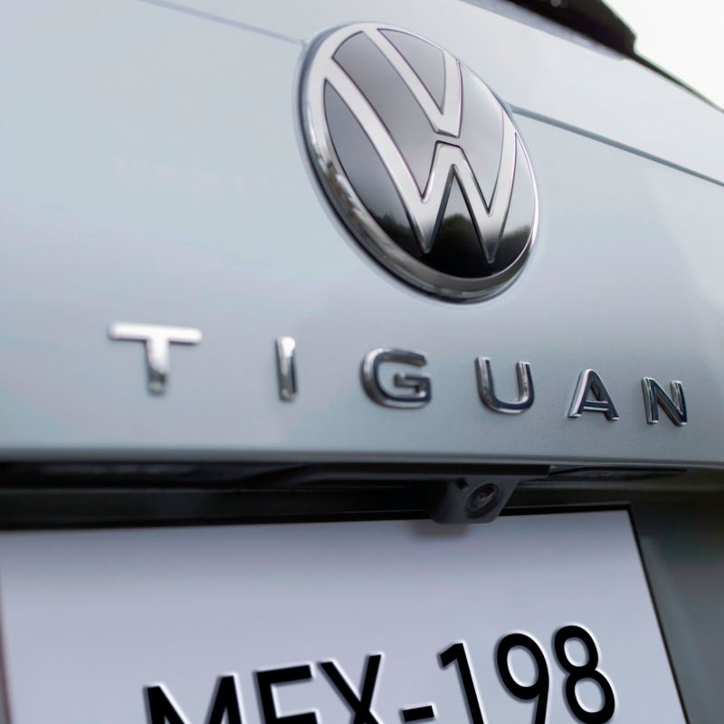 Logo de VW y nombre de modelo en la puerta de cajuela de Tiguan 2024. 