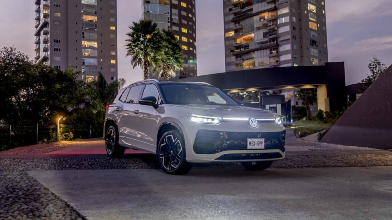 Volkswagen Tiguan 2025. SUV con elementos decorativos iluminados durante un atardecer. 