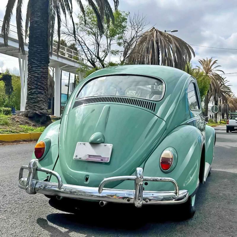 Vocho verde transita por avenida de Puebla.