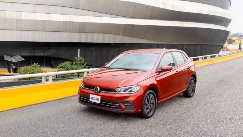 Polo 2025 en color exterior rojo circula sobre un segundo piso vehicular. 