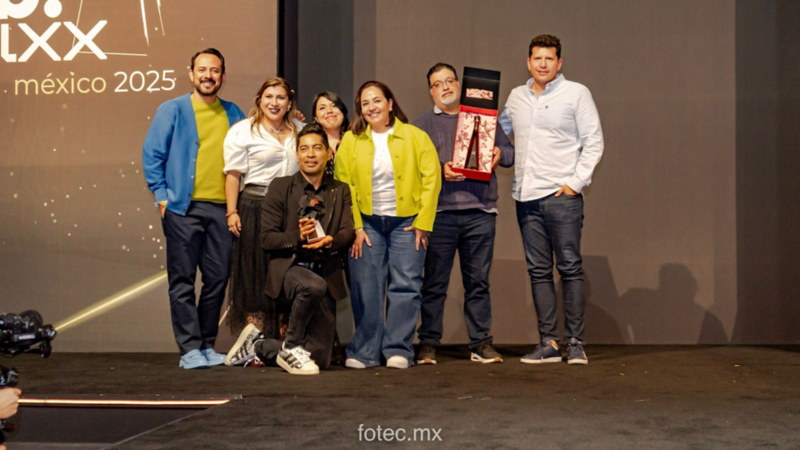 Equipo de media de Volkswagen de México en el escenario de los Premios IAB Mixx México.