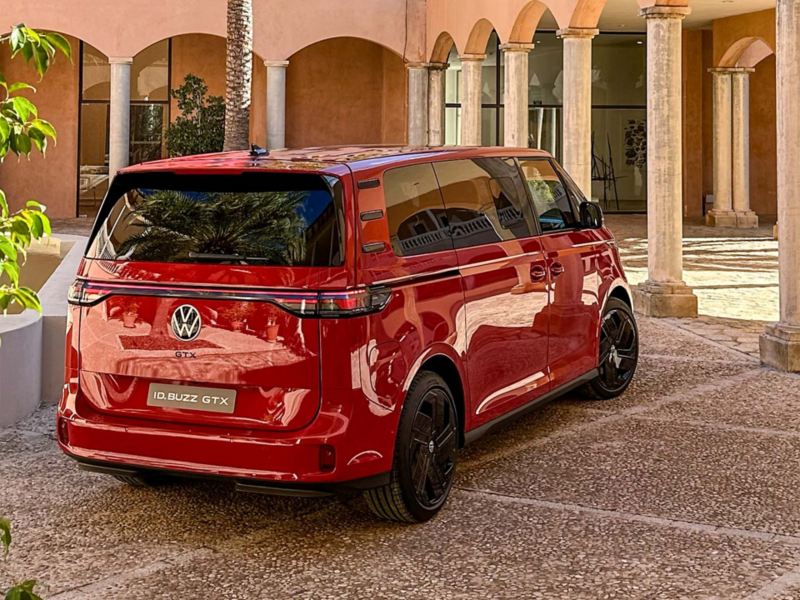 Röd VW ID Buzz GTX står parkerad på en innergård