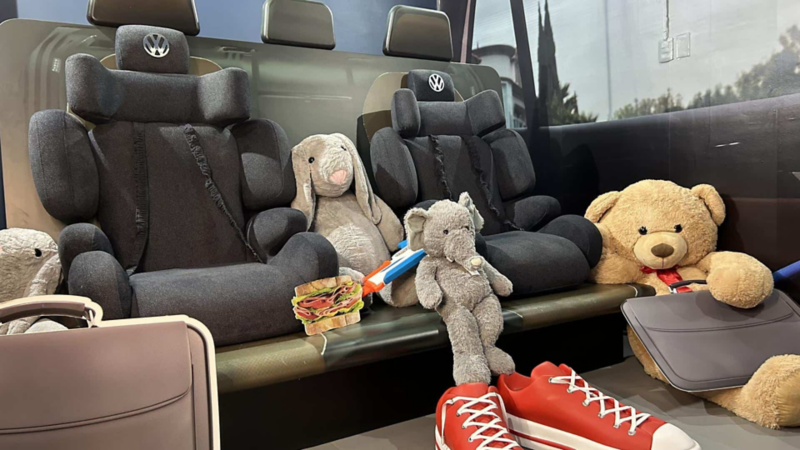 Asientos gigantes de niños, peluches y zapatos en la experiencia Volkyverso en The Mansion CDMX.