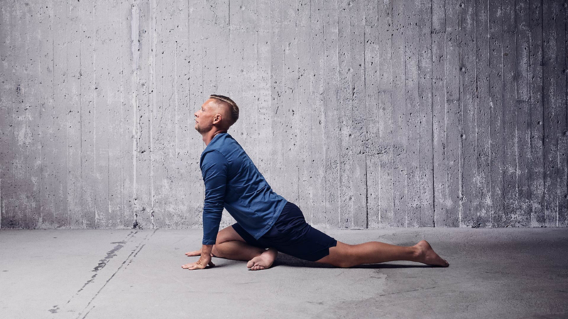 Man visar yoga övning