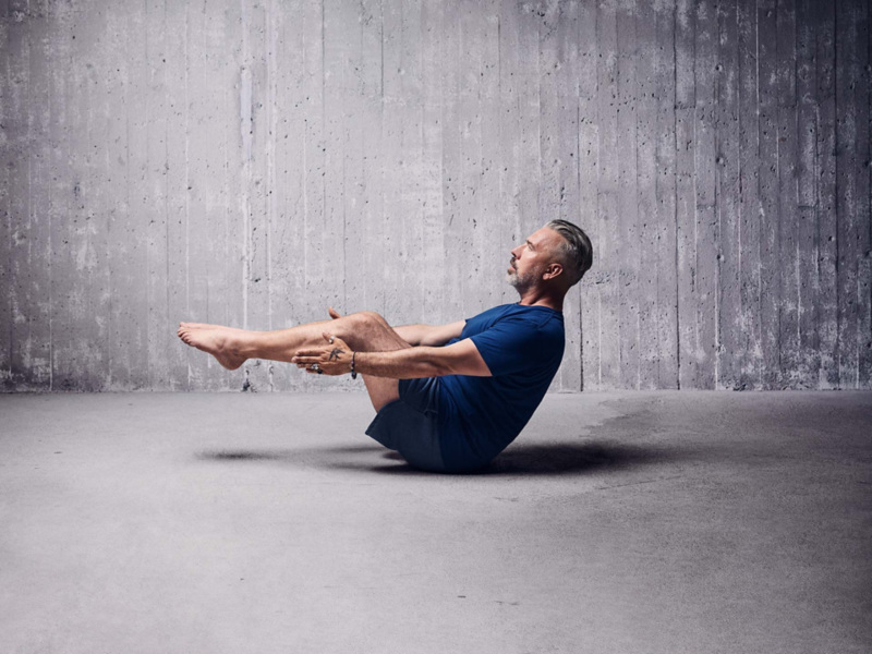Man visar yoga övning
