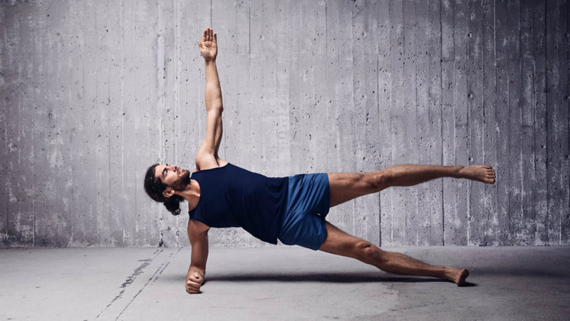 Man visar yoga övning