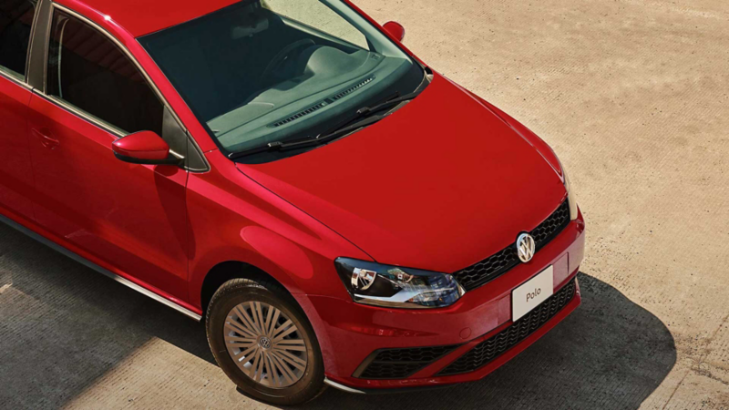 Polo 2021 Volkswagen. Auto hatchback en color rojo.