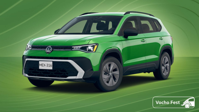 Volkswagen Taos con logotipo de Vocho Fest. Modelo de SUV en color exterior verde.
